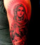 tatouage-par-l-aiguille-tattoo-sur-le-haut-du-bras-une-vierge-illuminee-priant_147426_w620